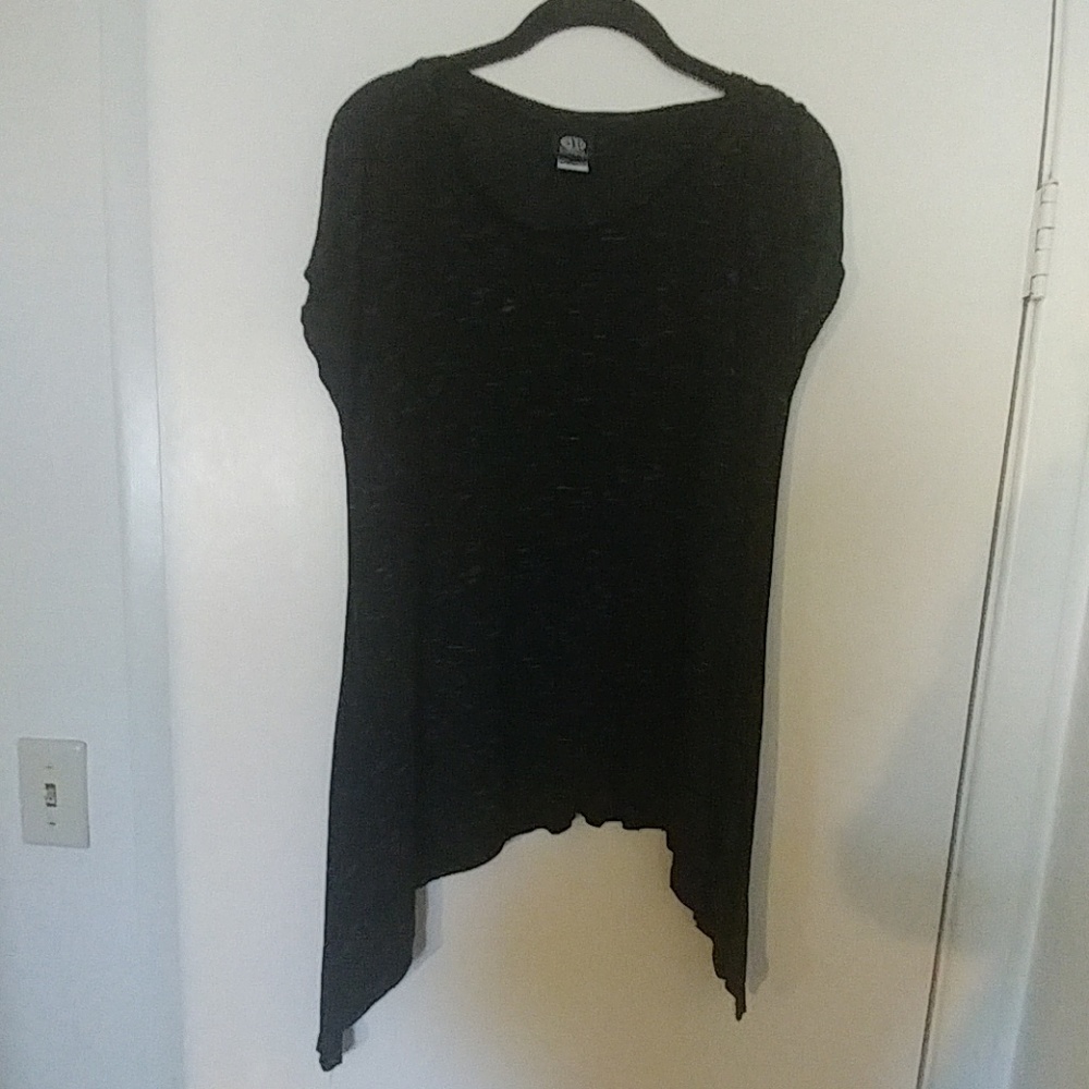 *Short sleeve black flowy top Bobeau